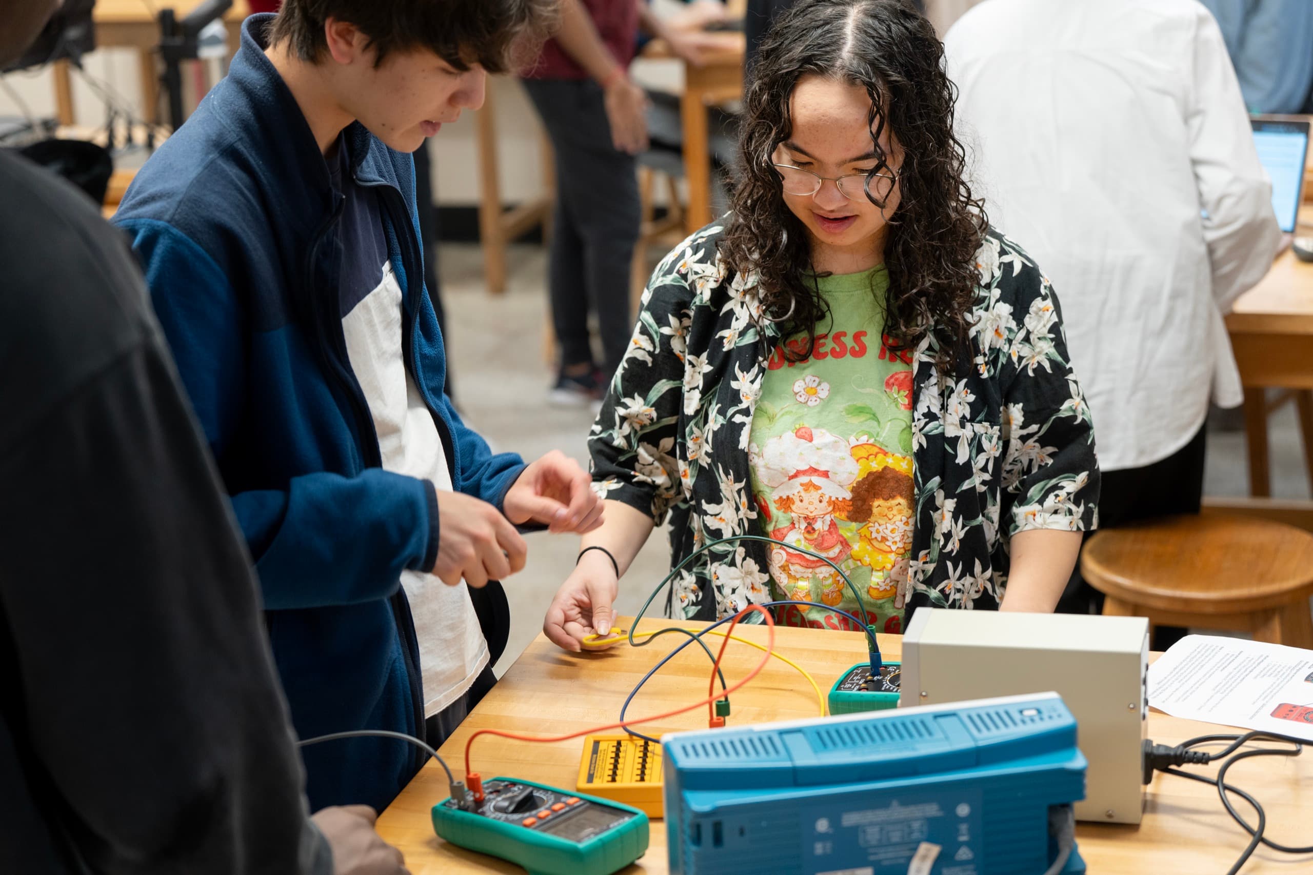 Students working together in a physics teaching lab